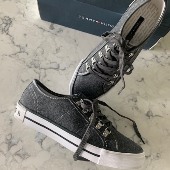 Tommy Hilfiger Nwt Womens Charcoal Felt 